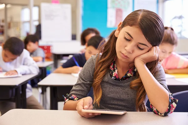 Ragazza annoiata nella classe della scuola elementare — Foto Stock