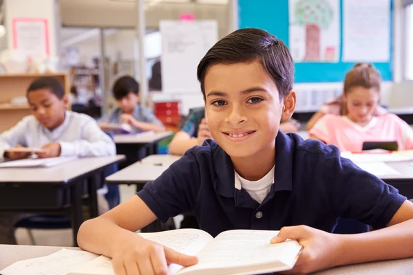 Colegial en una escuela primaria — Foto de Stock