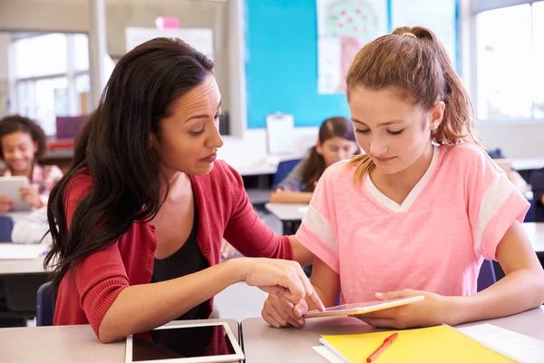 Lehrerin hilft Mädchen mit Tablet — Stockfoto