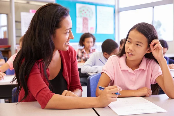 Lehrerin arbeitet mit Grundschulmädchen — Stockfoto