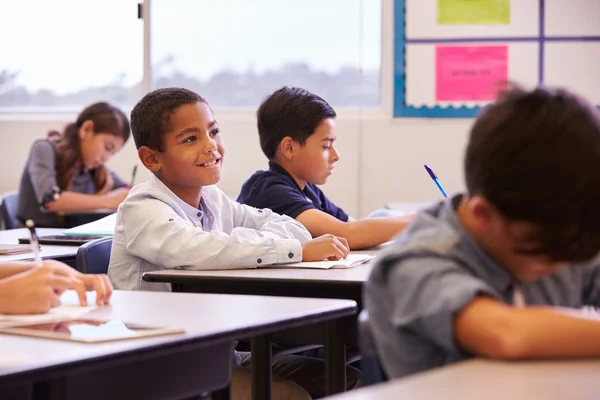 Niños de primaria que trabajan en un aula —  Fotos de Stock