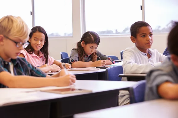 Enfants de l'école primaire travaillant dans une salle de classe — Photo