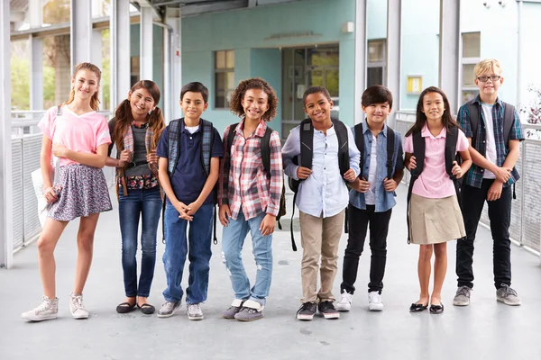 Grundschüler hängen in der Schule herum — Stockfoto