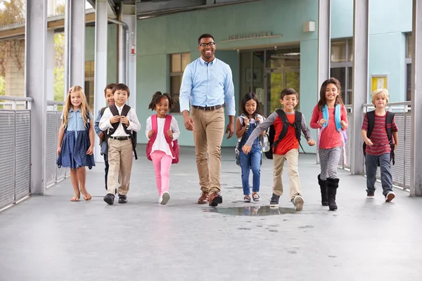 Lehrerin geht mit Grundschulkindern spazieren — Stockfoto