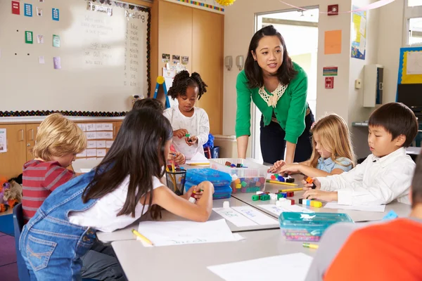 Insegnante insegnare ai bambini in classe — Foto Stock