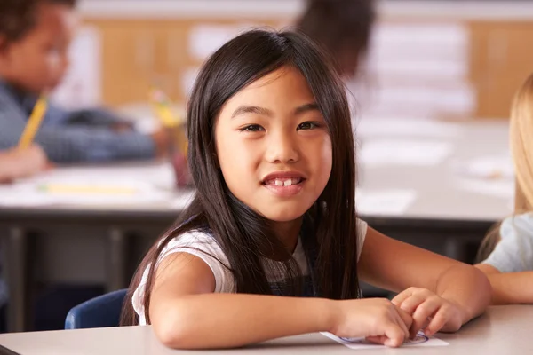 Menina asiática na escola primária classe — Fotografia de Stock
