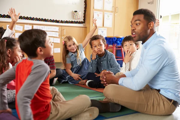 Grundschulkinder und Lehrer — Stockfoto