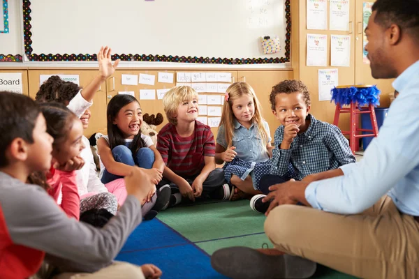 Niños de la escuela primaria y maestro — Foto de Stock