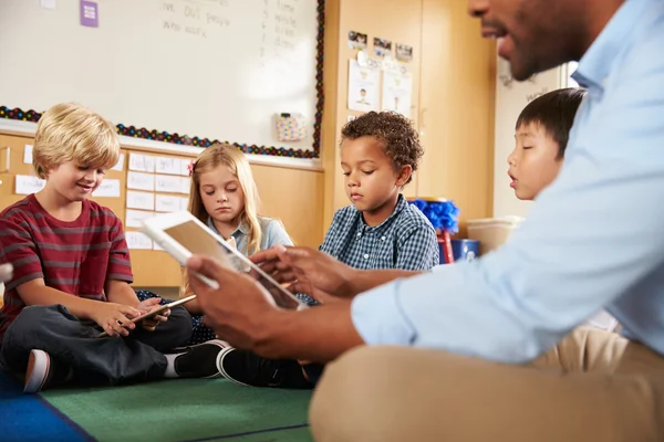 Clase de escuela primaria usando tabletas — Foto de Stock