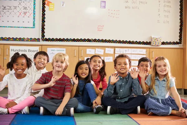 Niños sentados en el piso del aula — Foto de Stock