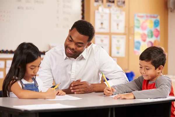 Teacher with two elementary school pupils — Stock Photo, Image