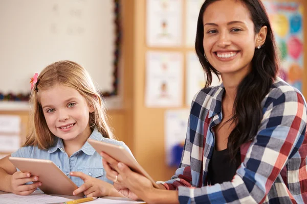 Tteacher en leerling met Tablet PC 's — Stockfoto