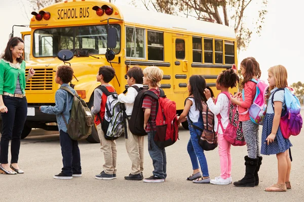 Insegnante e bambini delle scuole elementari — Foto Stock