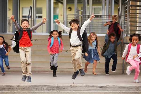 Miúdos da escola primária a sair da escola — Fotografia de Stock