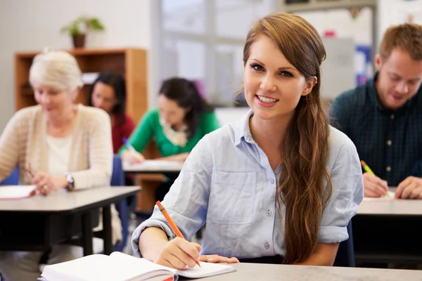 Femme dans un cours d "éducation des adultes — Photo