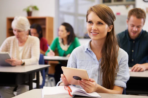 Junge Frau mit Tablet-Computer — Stockfoto