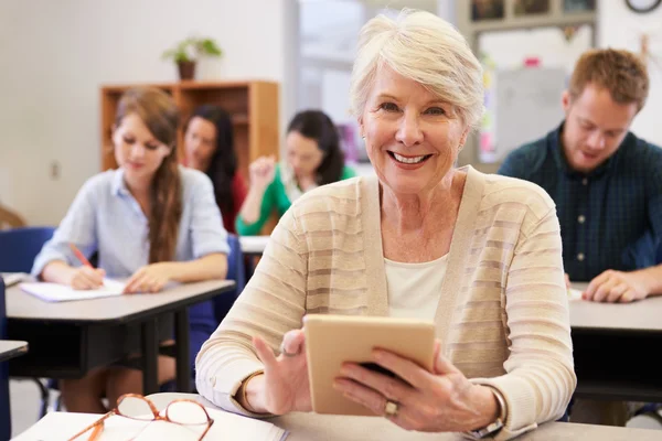 Donna anziana che utilizza computer tablet — Foto Stock