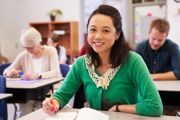 Donna in una classe di educazione degli adulti — Foto Stock