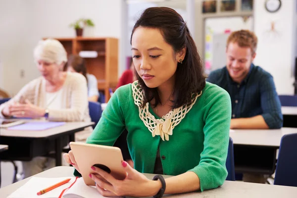 Donna che utilizza tablet in classe — Foto Stock