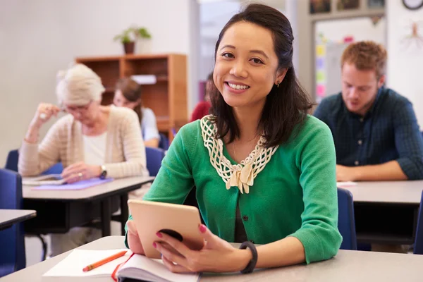 Asiatische Frau in der Ausbildung Klasse — Stockfoto