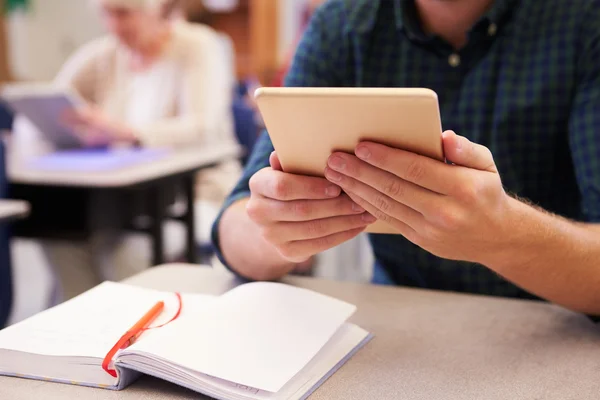 Man met tablet pc — Stockfoto