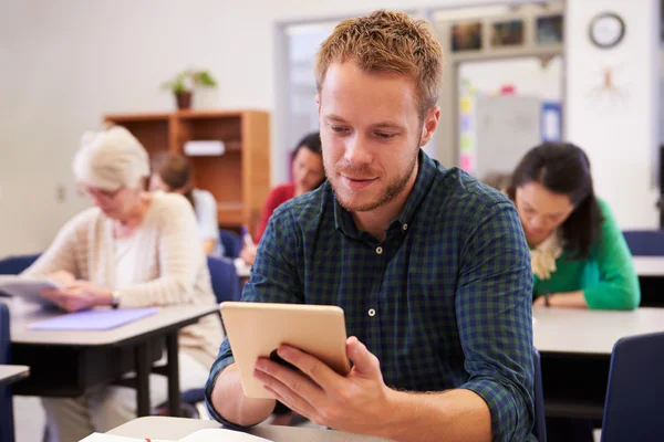 Uomo che usa tablet in classe — Foto Stock