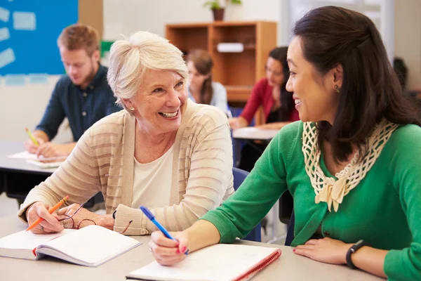 Insegnante e studente si siedono insieme — Foto Stock