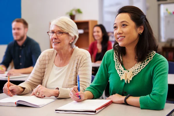 Femmes partageant un bureau en classe — Photo