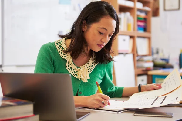 Insegnante donna che segna il lavoro dello studente — Foto Stock