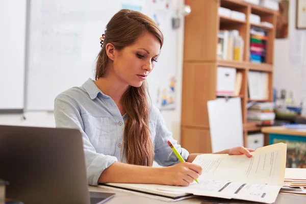 Insegnante donna che segna il lavoro dello studente — Foto Stock