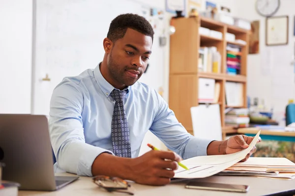 Professor do sexo masculino trabalhando em sua mesa — Fotografia de Stock