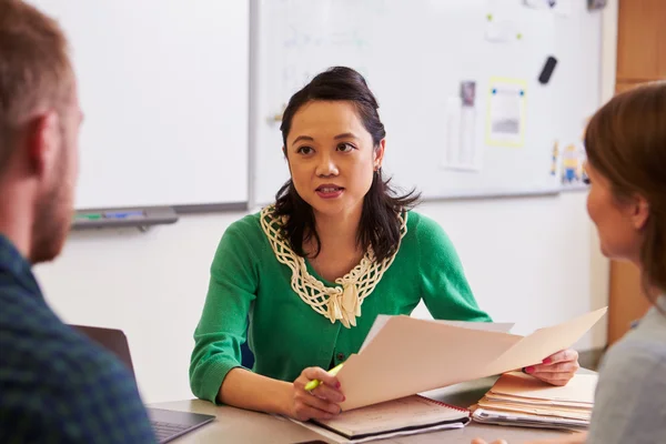 Leraar in gesprek met studenten — Stockfoto