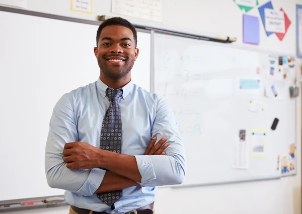 Professor masculino confiante em sala de aula — Fotografia de Stock