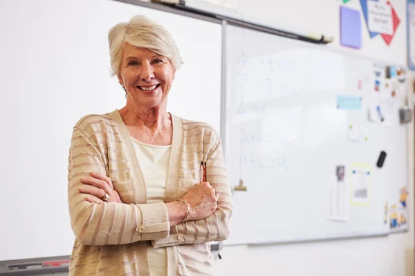 Vertrouwen senior leraar in de klas — Stockfoto