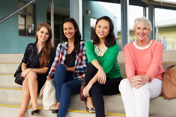 Lärarna sitter på stammen vid ingången till skolan — Stockfoto