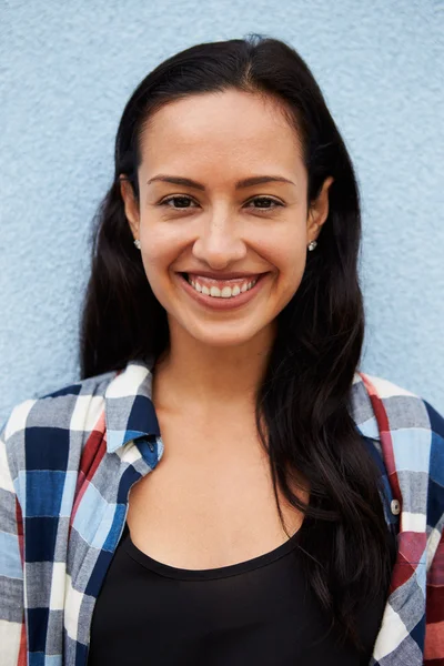 Усміхаючись латиноамериканського жінка — стокове фото
