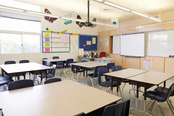 Empty school classroom — Stock Photo, Image
