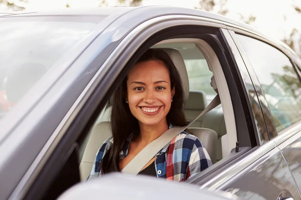 Glückliche Fahrerin im Auto — Stockfoto