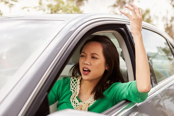 Femme conducteur frustrée dans une voiture — Photo