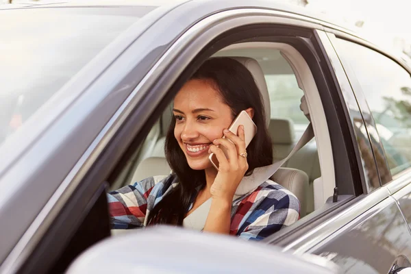 Жінка-водій використовує телефон у машині — стокове фото