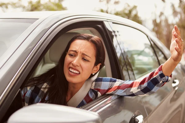 Femme conducteur frustrée dans une voiture — Photo