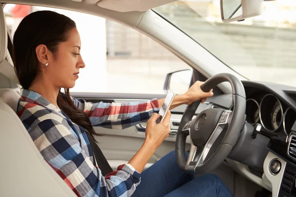 Driver femminile che utilizza il telefono — Foto Stock