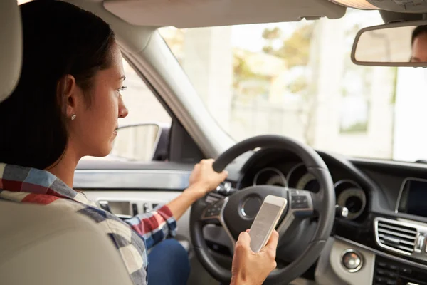 Driver femminile che utilizza il telefono — Foto Stock