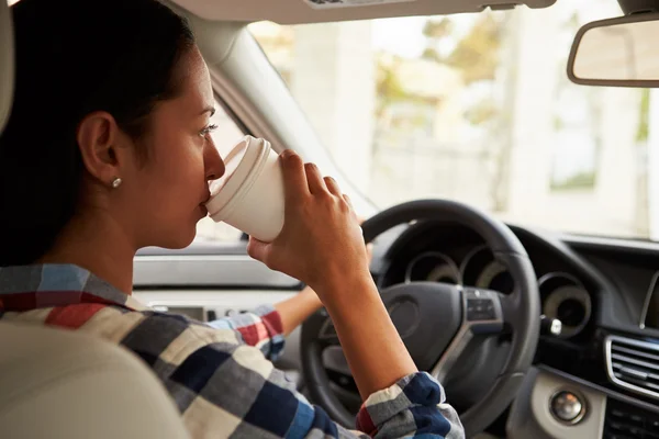 Autista donna bere caffè in auto — Foto Stock