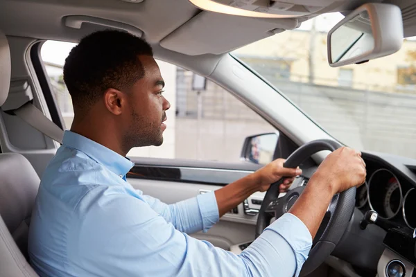 Conducteur masculin conduisant une voiture — Photo