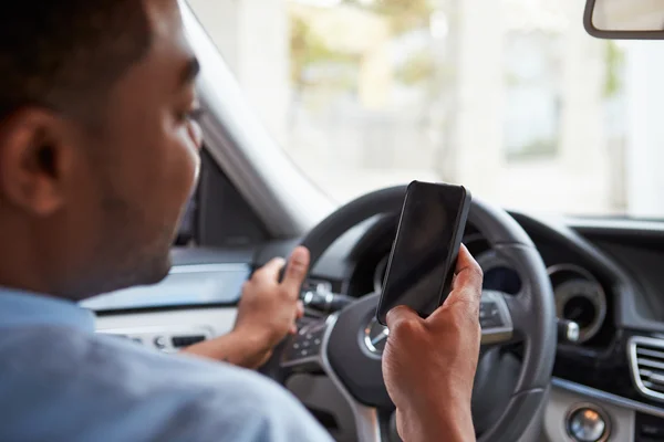 Mužské řidič drží svůj telefon — Stock fotografie