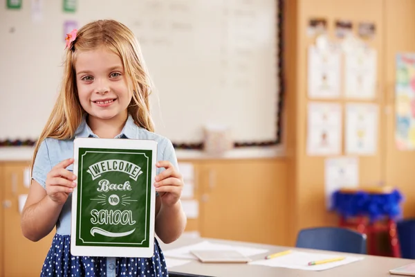 École fille tenant une tablette intelligente — Photo