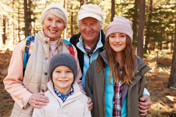 Barn och mor-och farföräldrar i skogen — Stockfoto