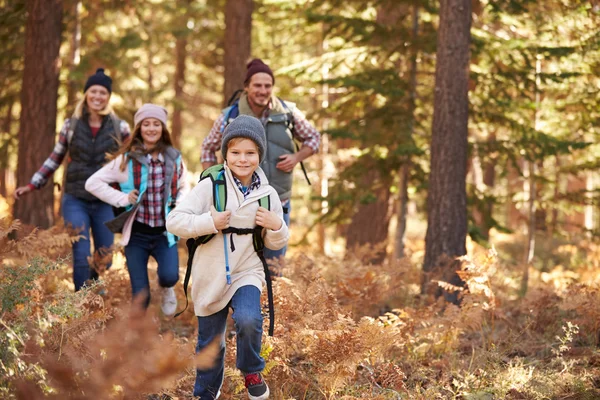 Familjen njuta av vandring i en skog — Stockfoto