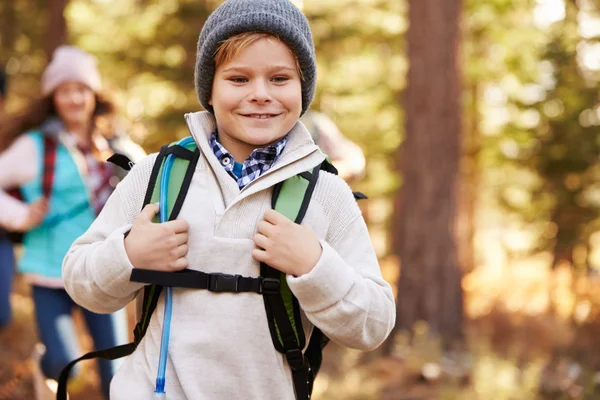 Niño disfrutando de la caminata en un bosque —  Fotos de Stock